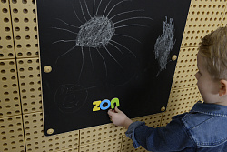 Двухсторонняя панель: Магнитная меловая и деревянная. Размер 548 x 548