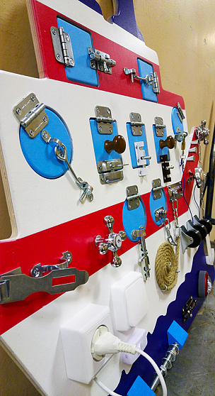 Тактильно развивающая панель Кораблик