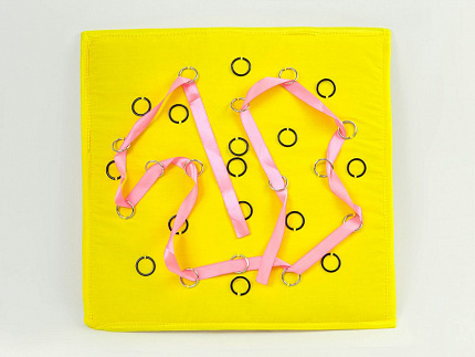 Желтый квадрат "Продень в колечко"