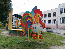 Уличная фигура "Петушок с косой"