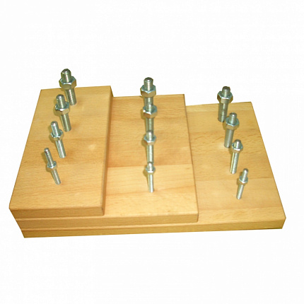 Комплект тренажеров. Панель с гайками