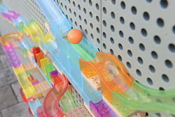 Трек с мячом (кинетический), набор 63 элемента.