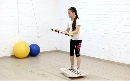 Мяч-маятник с цветной рейкой