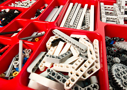 Комплект для занятий робототехникой с пластиковыми боксами для хранения деталей