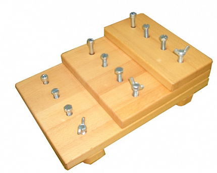 Комплект тренажеров. Панель с винтами