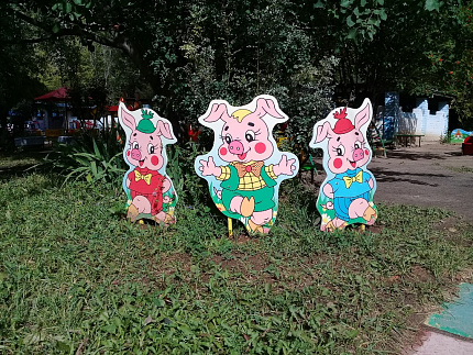 Композиция уличных фигур "Три поросенка"